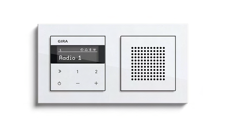 Nahaufnahme der integrierten Schaltfläche des Unterputz-Radios in die Wand